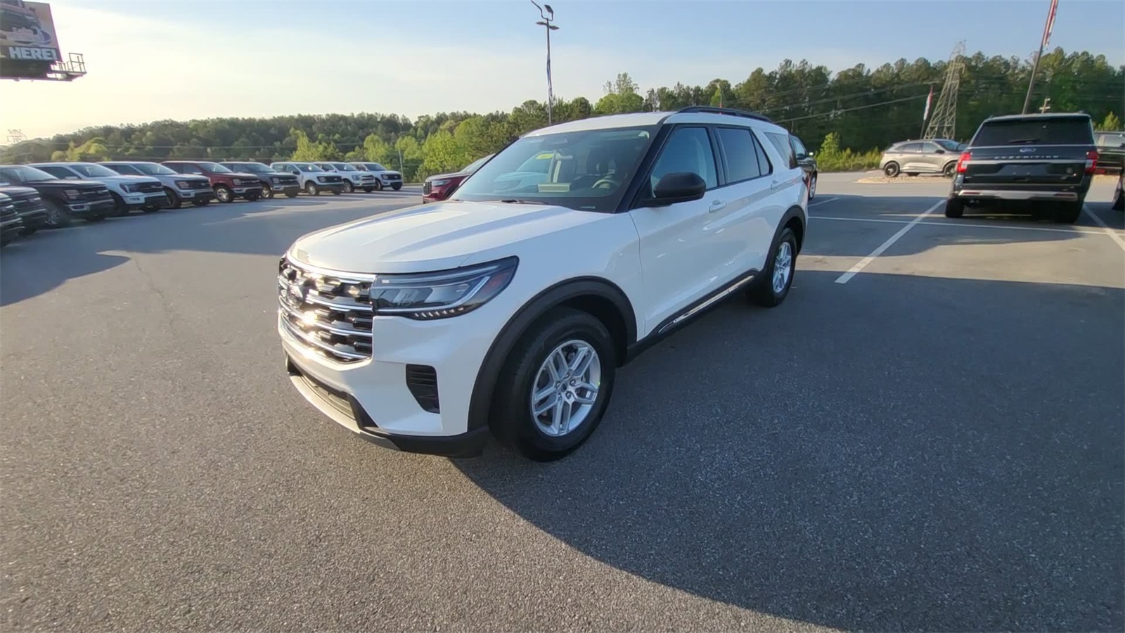 2025 Ford Explorer photo 2