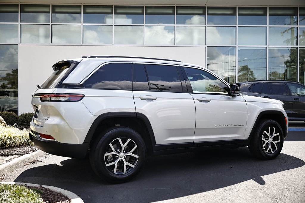 2025 Jeep Grand Cherokee Limited photo 2