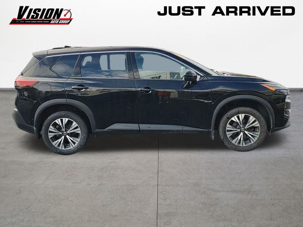 2021 Nissan Rogue SV photo 4