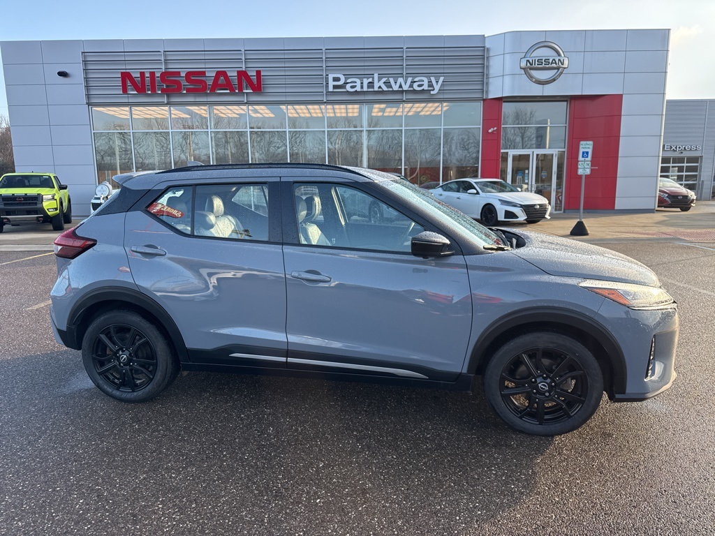 2022 Nissan Kicks SR's photo