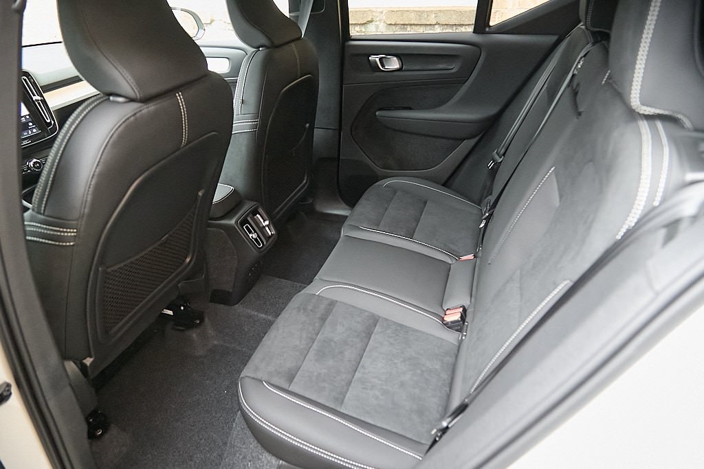 2026 VOLVO XC40 - Image 16