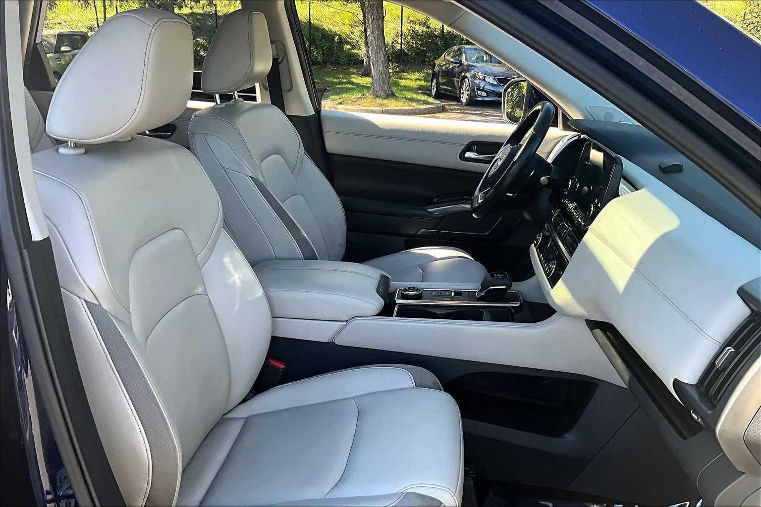 2023 Nissan Pathfinder SL photo 8