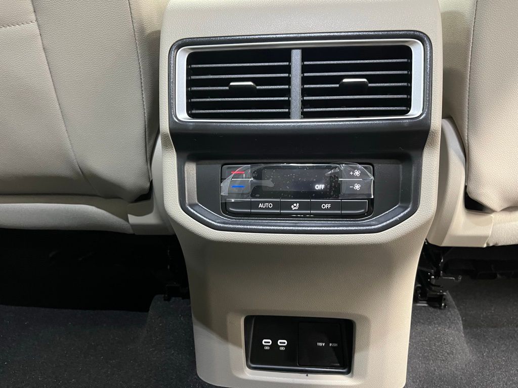 2025 Volkswagen Atlas SE Technology photo 25