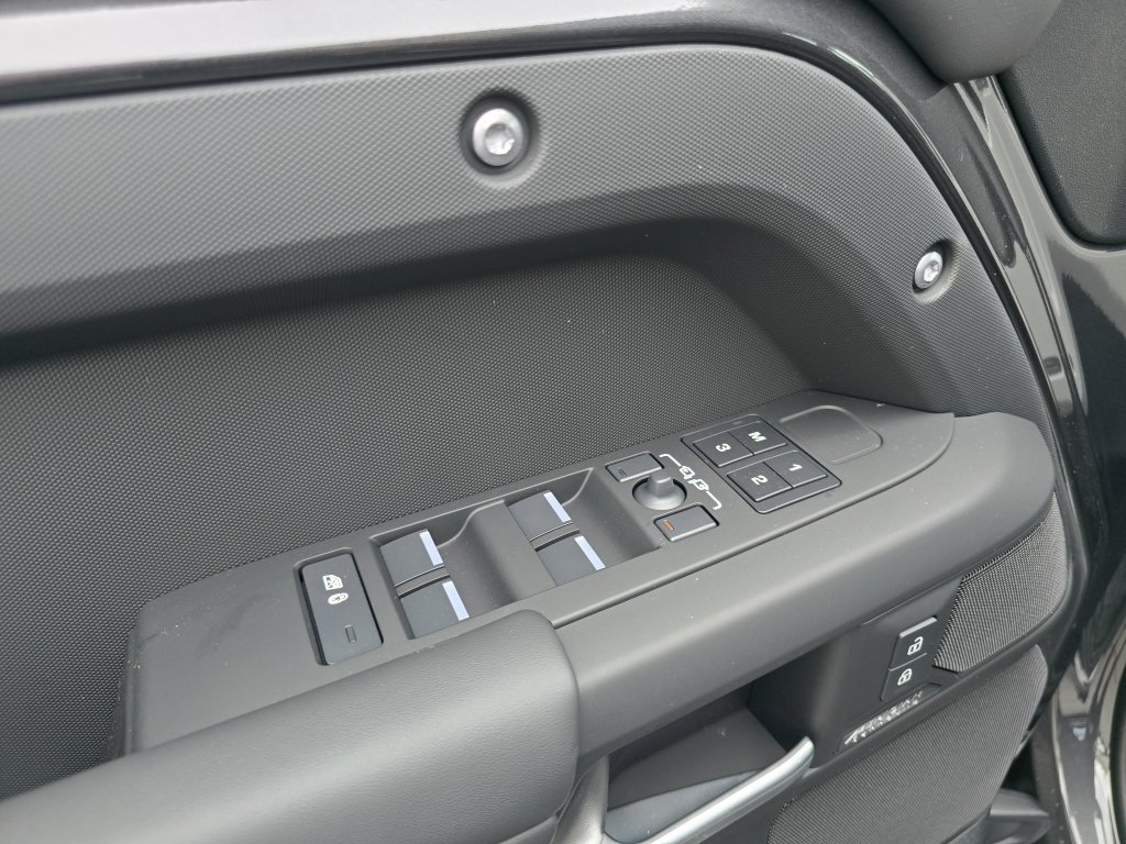 2025 Land Rover Defender 110 X-Dynamic SE photo 25
