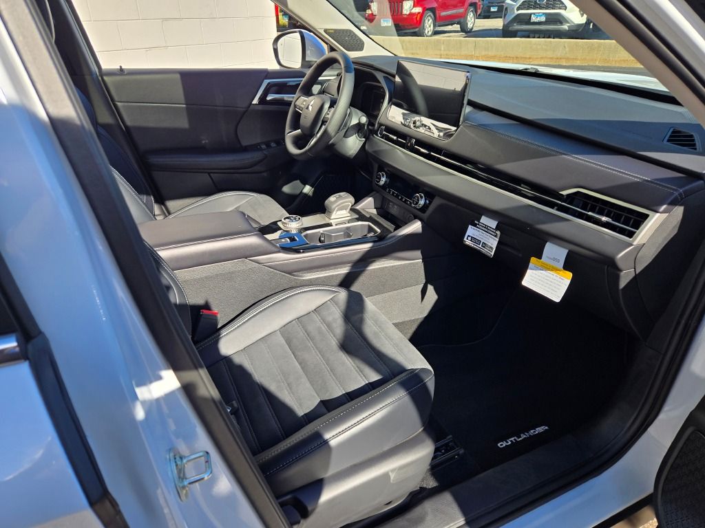 2025 Mitsubishi Outlander SE photo 2