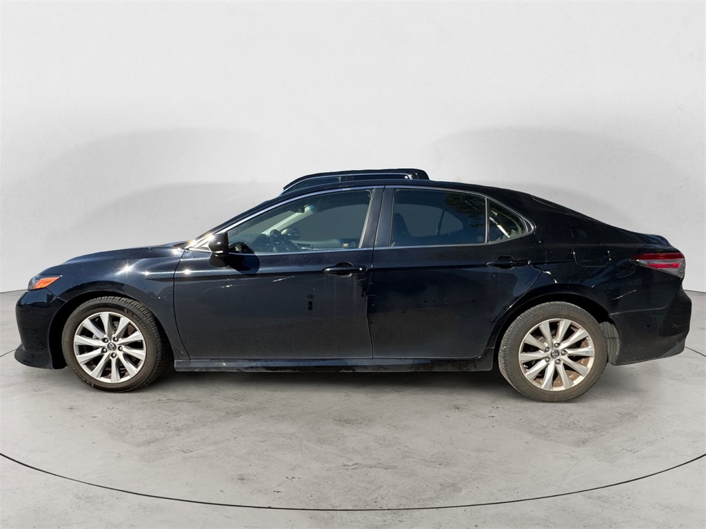 2018 Toyota Camry LE photo 2