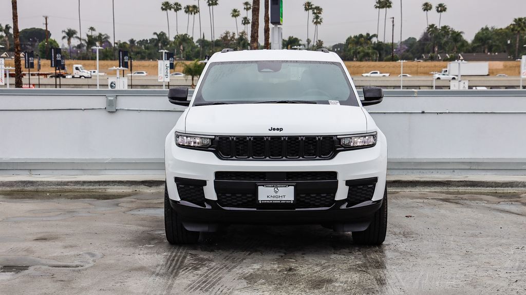 2025 Jeep Grand Cherokee Laredo Altitude photo 3
