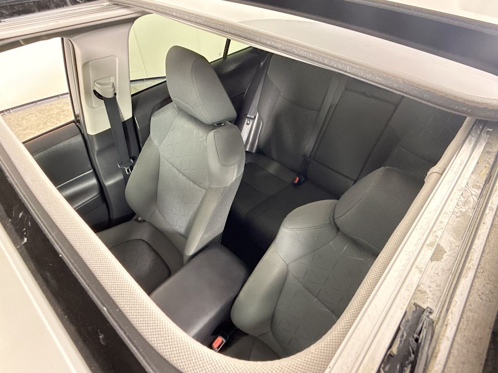 2022 Toyota RAV4 XLE photo 2
