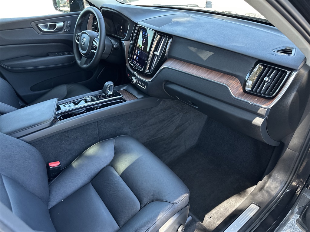 2023 Volvo XC60 B5 Plus photo 33