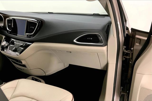 2017 Chrysler Pacifica Limited photo 22