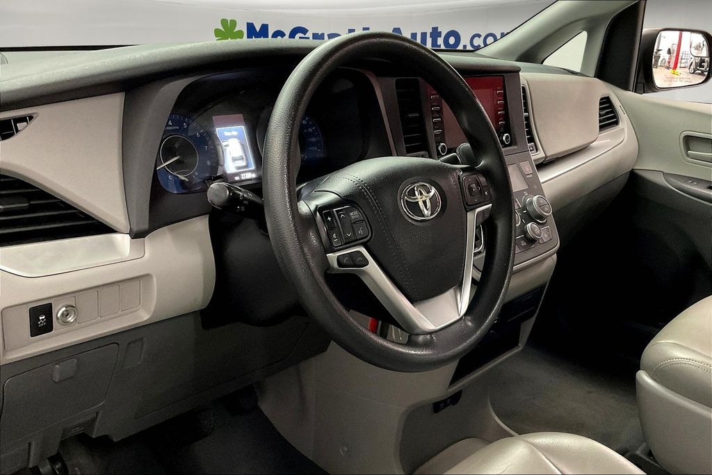 2020 Toyota Sienna L photo 13