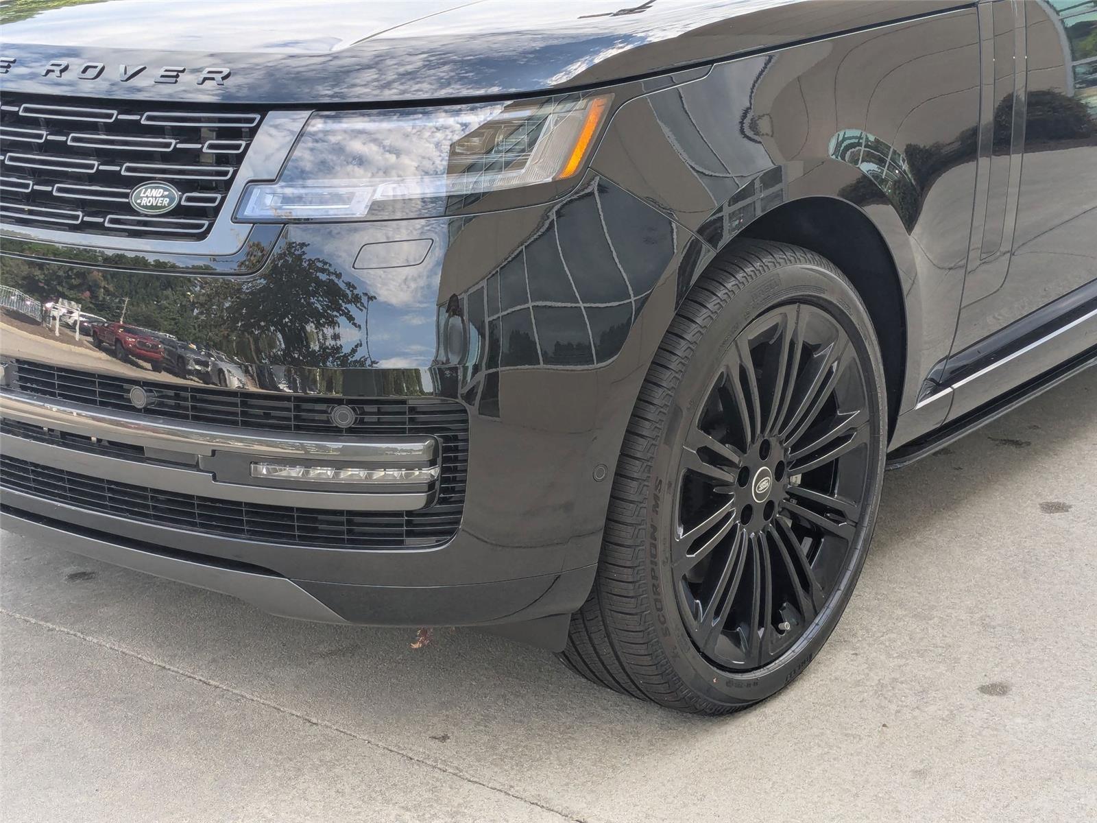 2025 Land Rover Range Rover SE photo 8