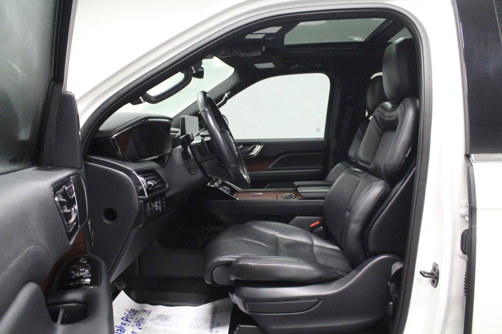 Used 2022 Pristine White Lincoln Reserve image 12