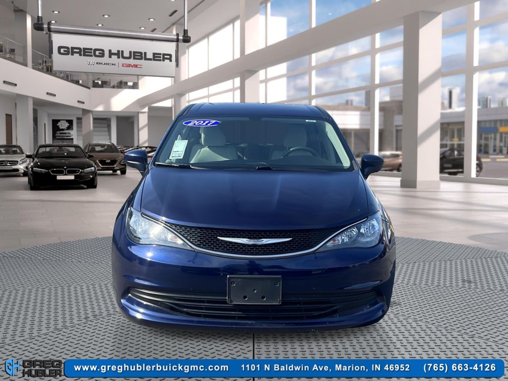 2017 Chrysler Pacifica Touring photo 2