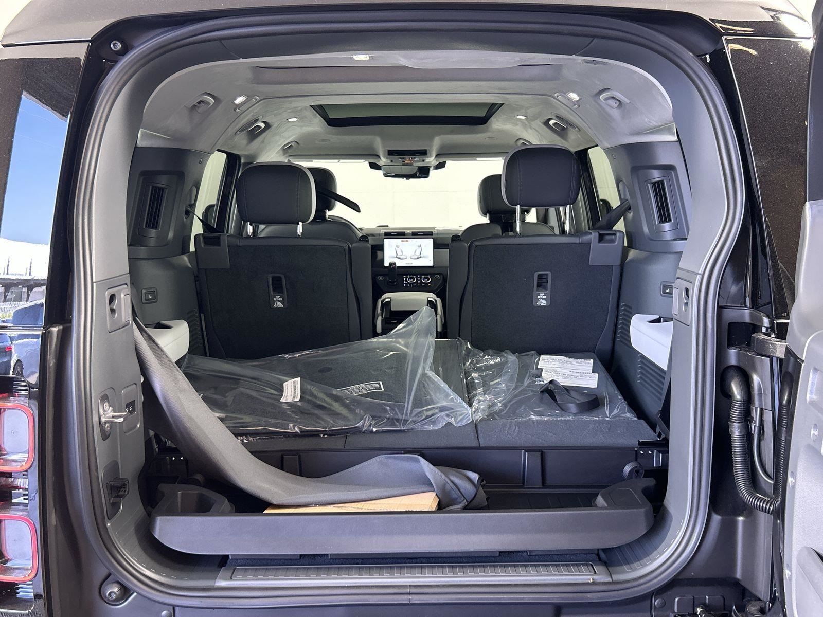 2025 Land Rover Defender 130 V8 photo 28