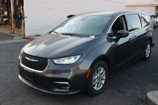 2023 Chrysler Pacifica Touring L photo 6