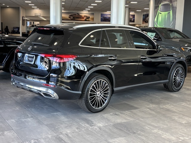 2025 Mercedes Benz GLC 300 photo 4