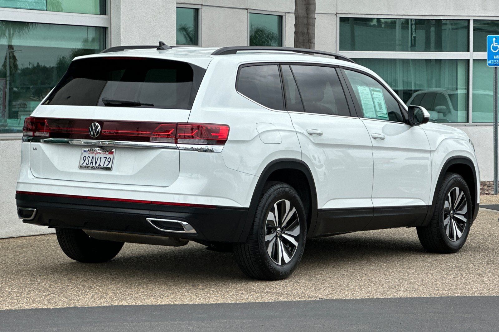 2025 Volkswagen Atlas SE photo 4