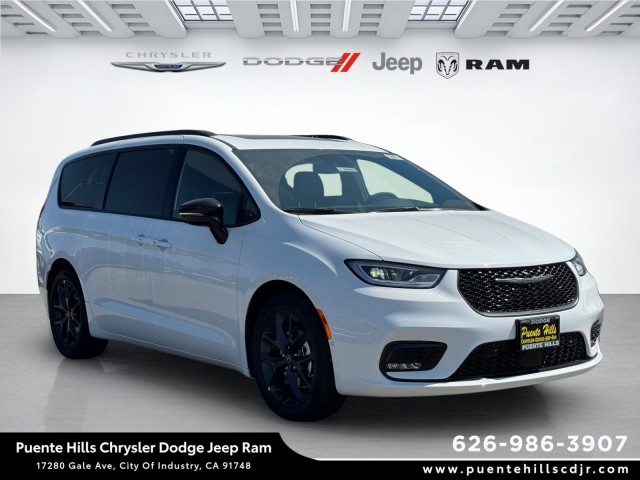 2026 Chrysler Pacifica Limited's photo