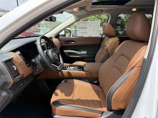 2025 Nissan Pathfinder Platinum photo 13