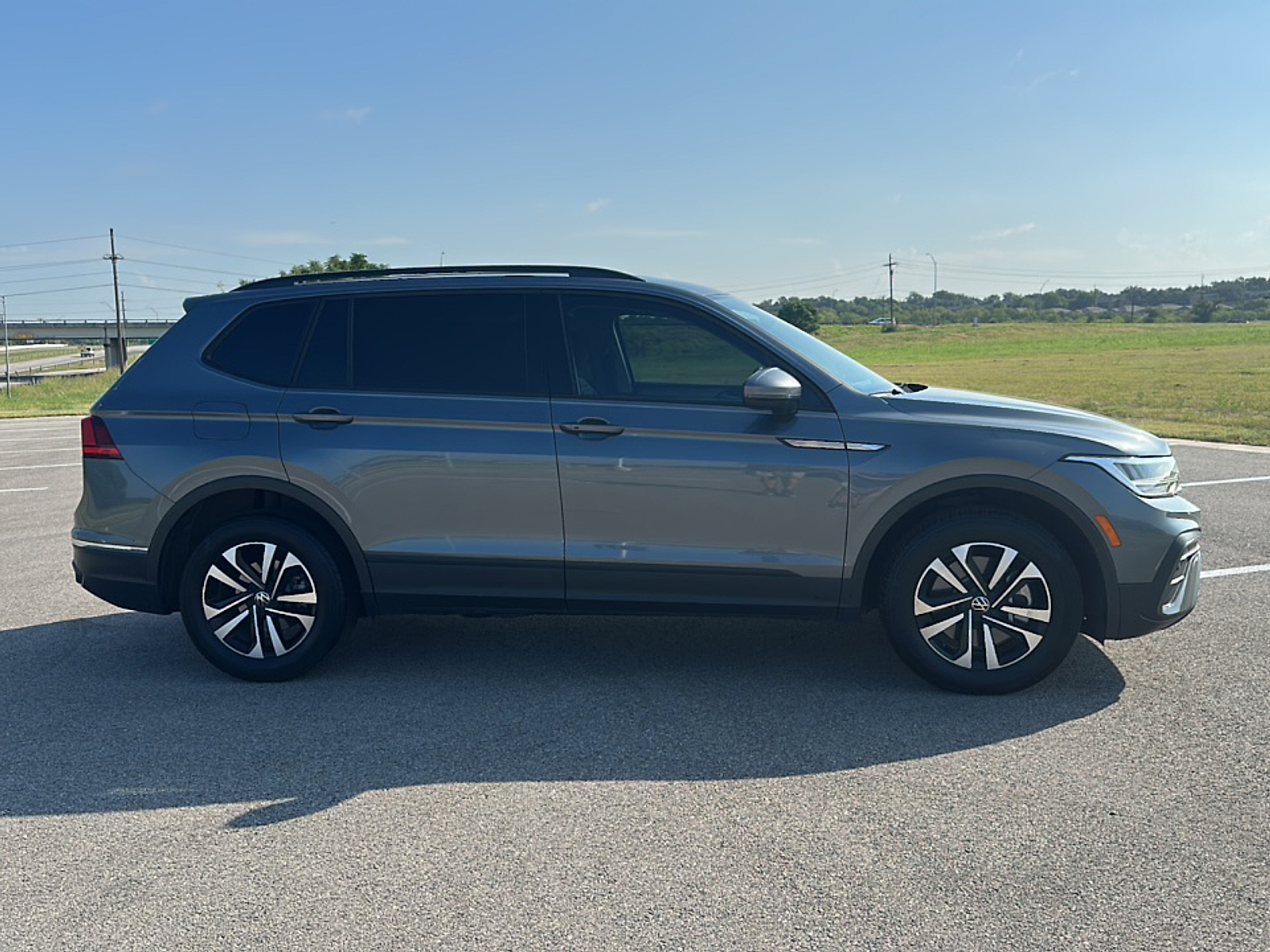 2023 Volkswagen Tiguan S photo 2