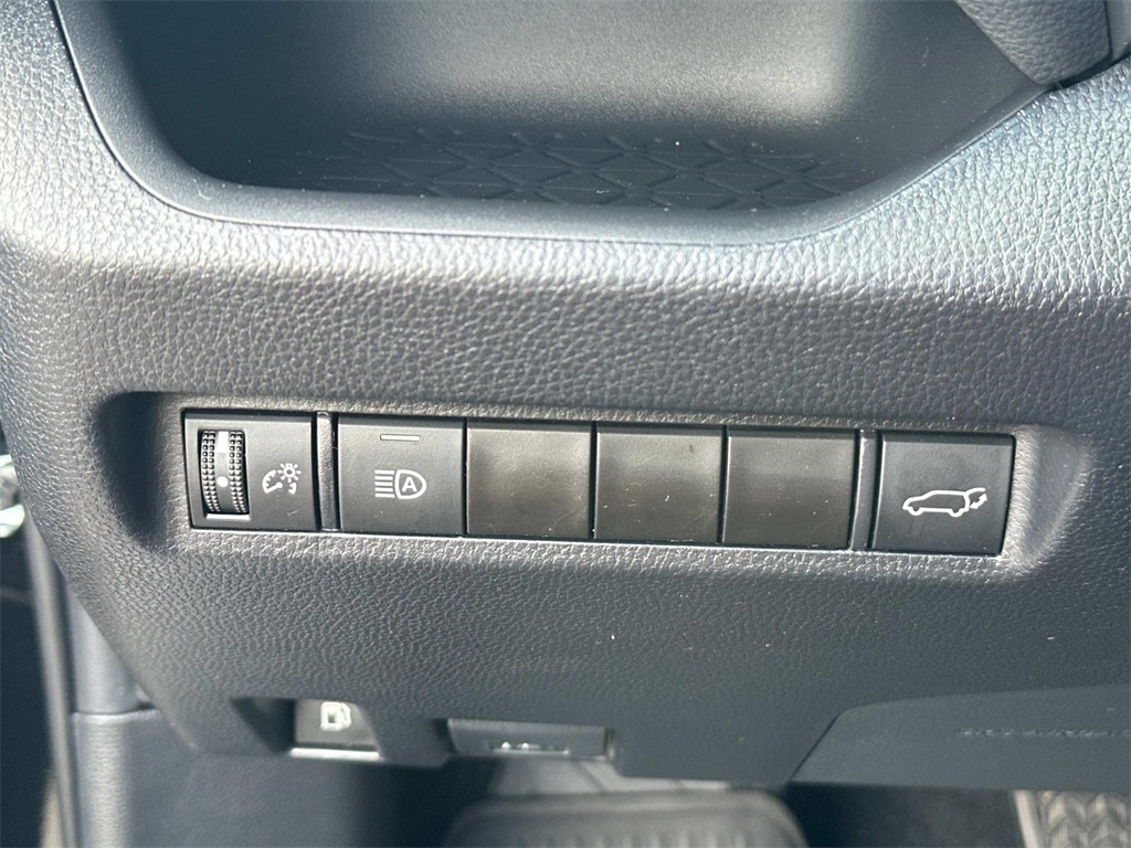 2021 Toyota RAV4 Hybrid XLE photo 26