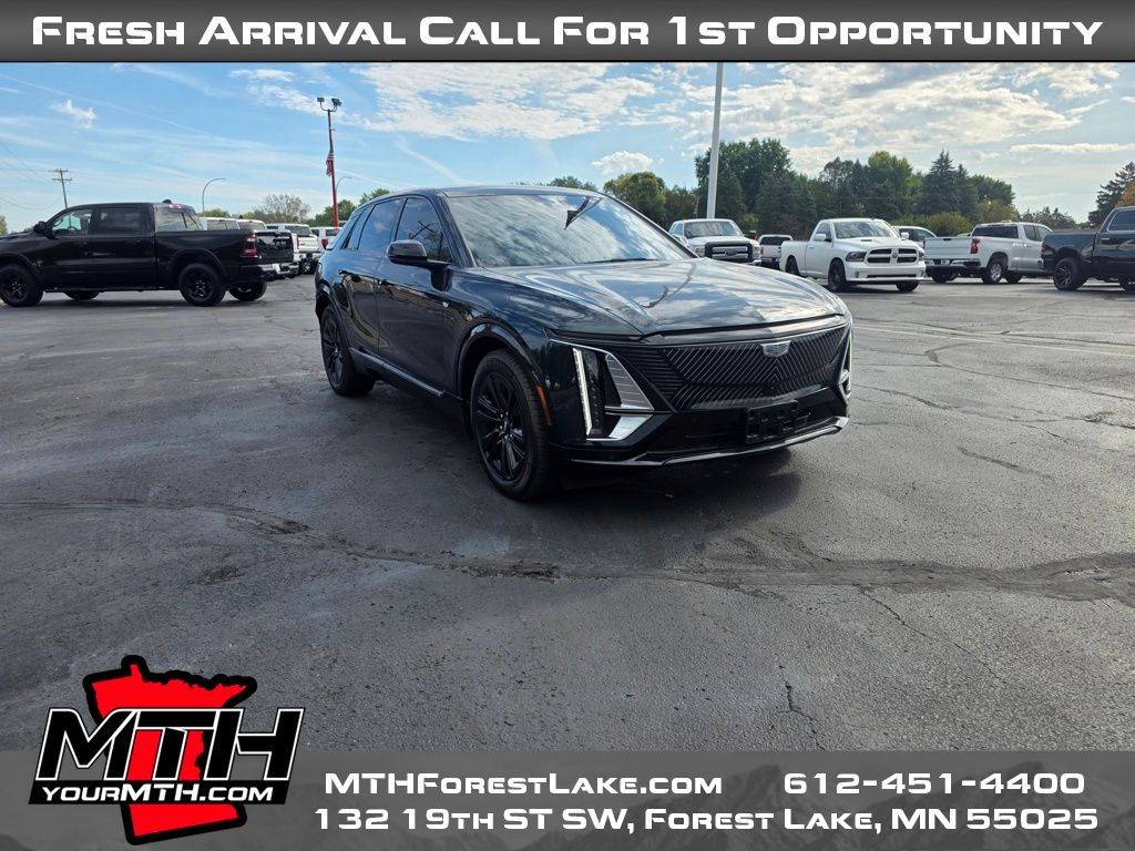 2024 Cadillac Lyriq Luxury photo 2