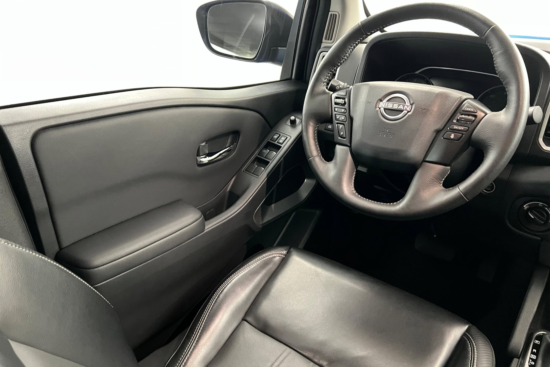 2024 Nissan Frontier SL photo 11