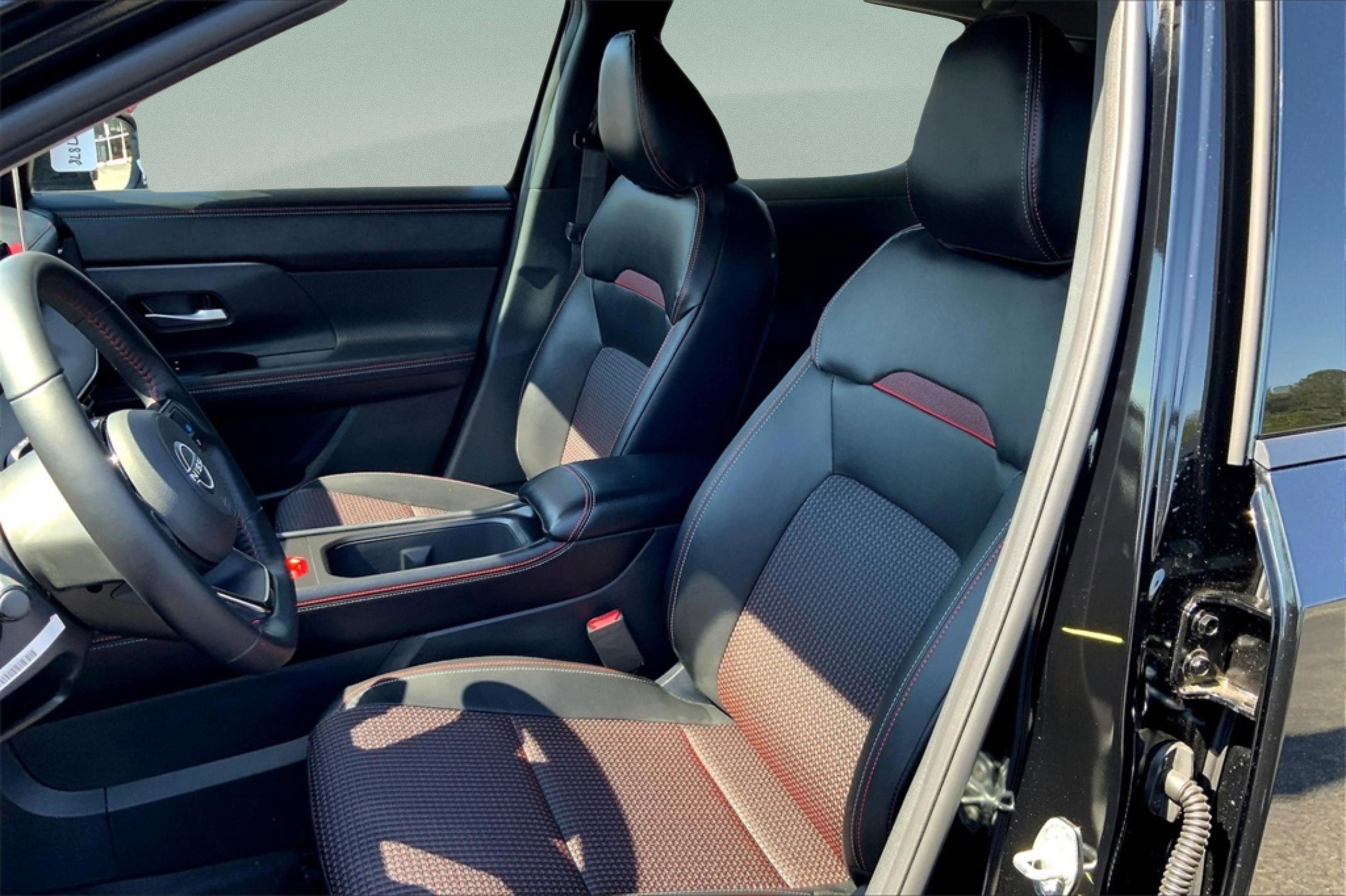 2025 Nissan Kicks SR photo 8