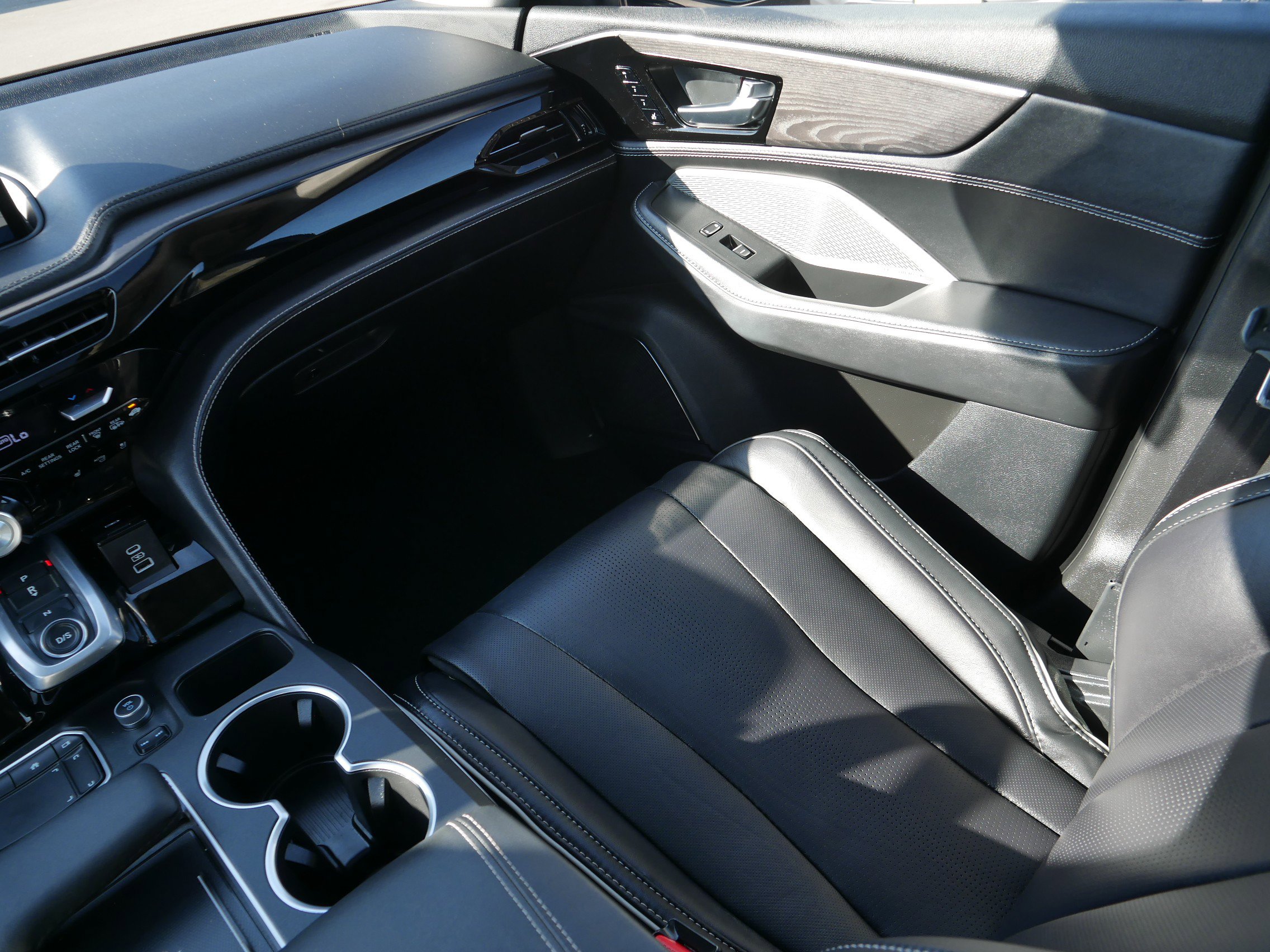 2024 Acura MDX SH-AWD Advance photo 11