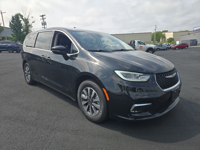 2024 Chrysler Pacifica Hybrid photo 3
