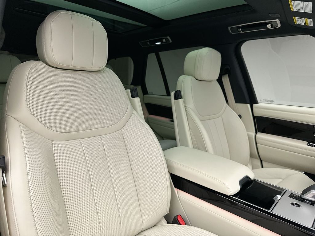 2025 Land Rover Range Rover SE photo 5