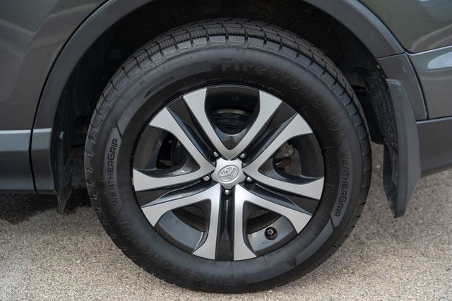 2017 Toyota RAV4 LE photo 6