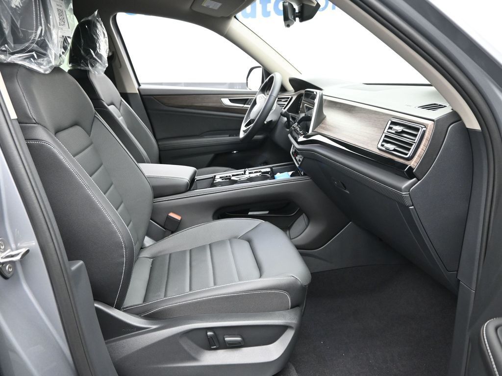 2026 Volkswagen Atlas SEL photo 4