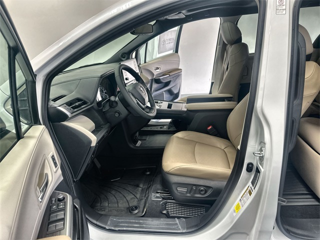 2024 Toyota Sienna Limited photo 4