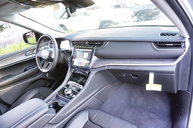 New 2023 Silver Zynith Exterior Paint Jeep Limited image 11