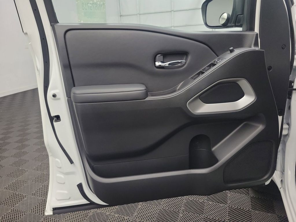 2022 Nissan Frontier SV photo 17