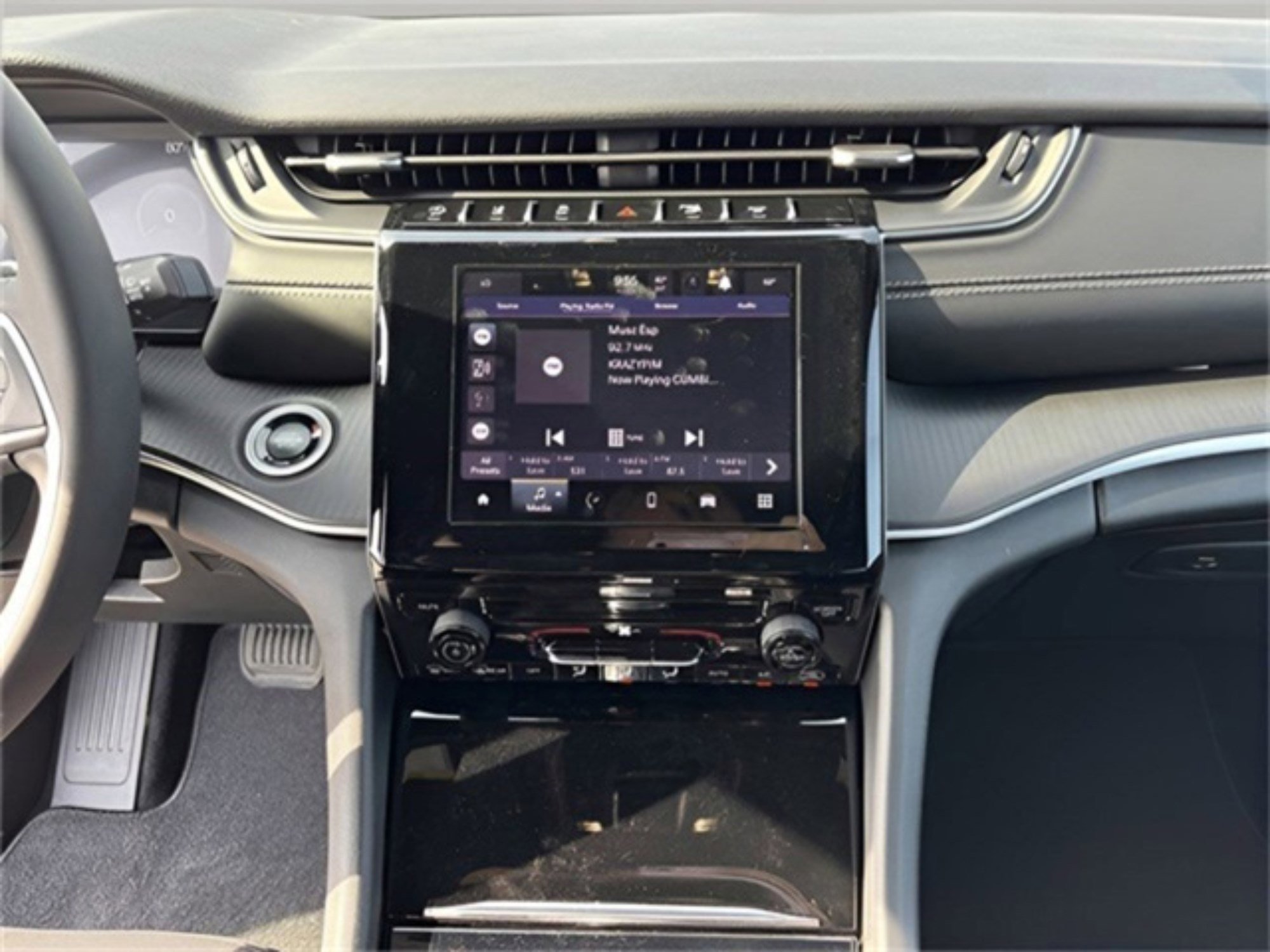 2025 Jeep Grand Cherokee Laredo X photo 13