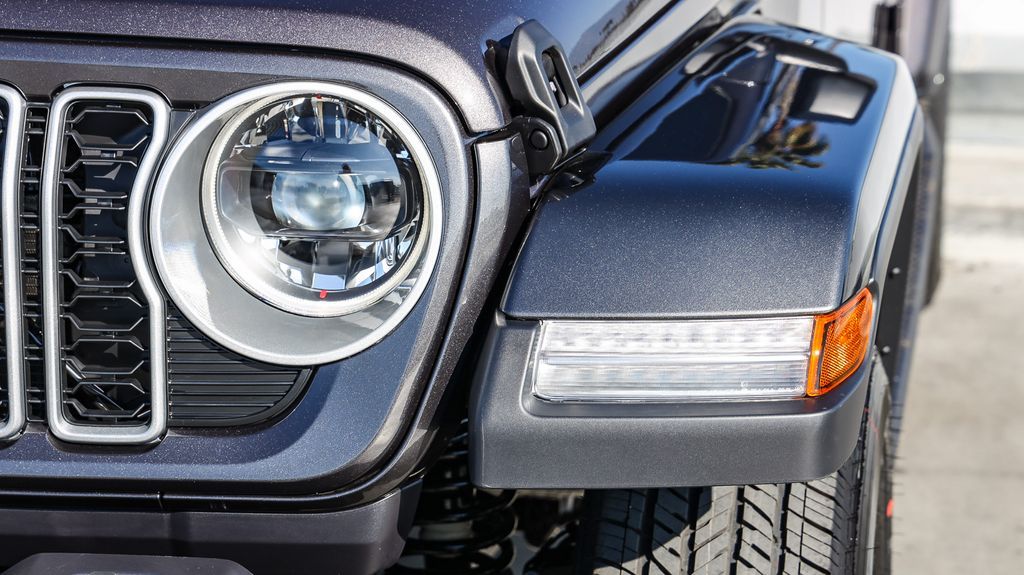 2025 Jeep Wrangler Sahara photo 4