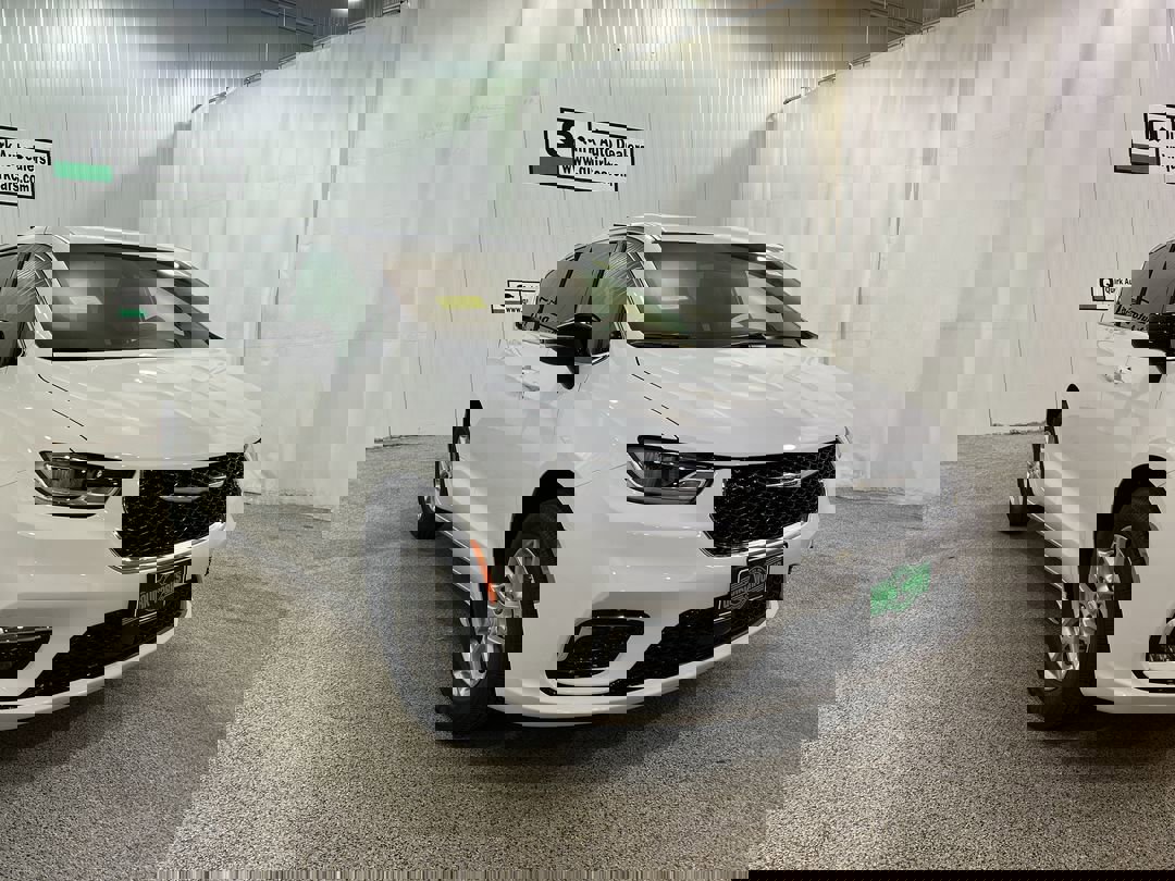 2026 Chrysler Pacifica Select's photo