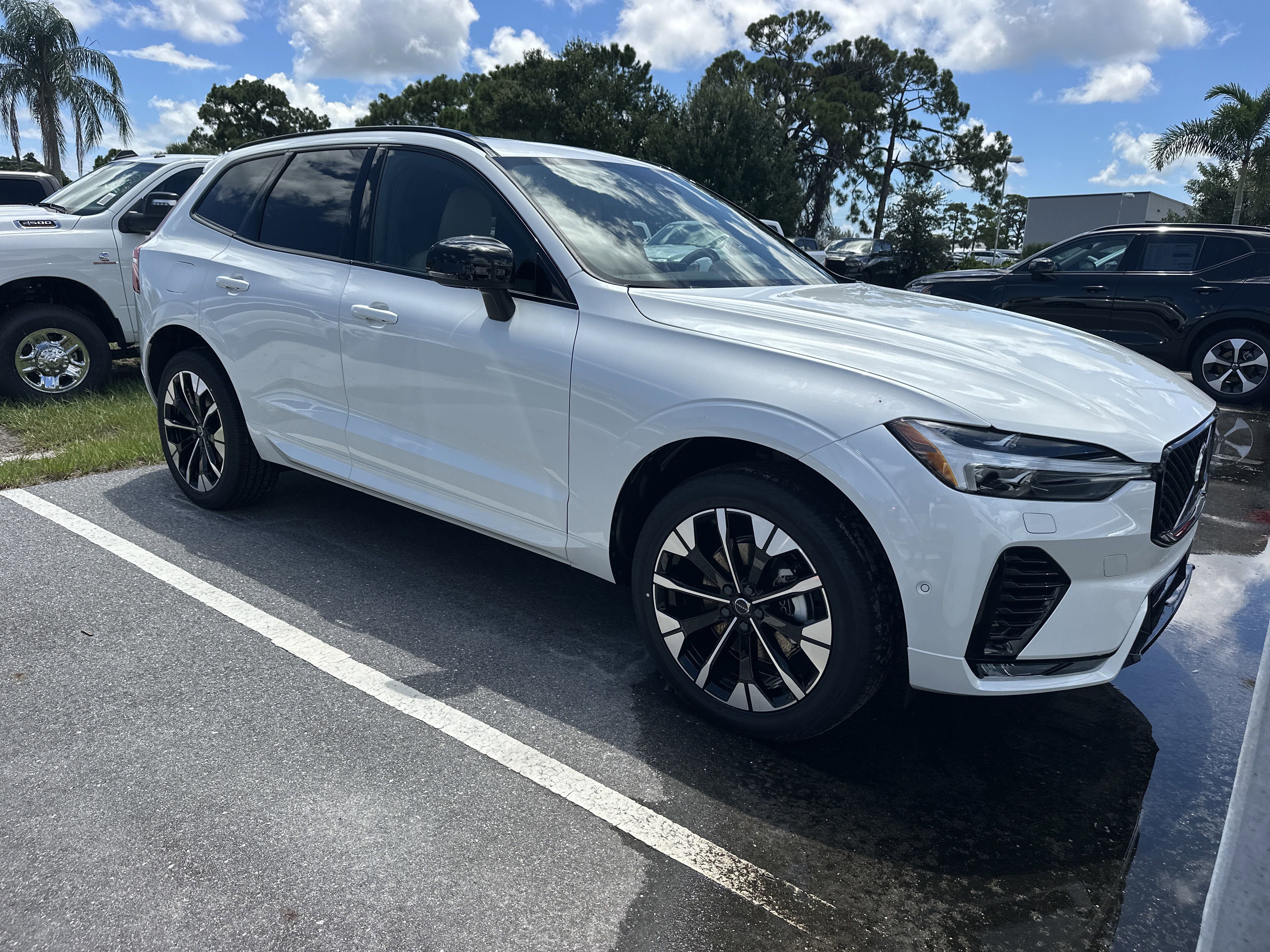 2026 Volvo XC60 Plus's photo