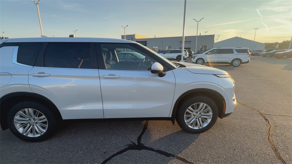 2023 Mitsubishi Outlander ES photo 2