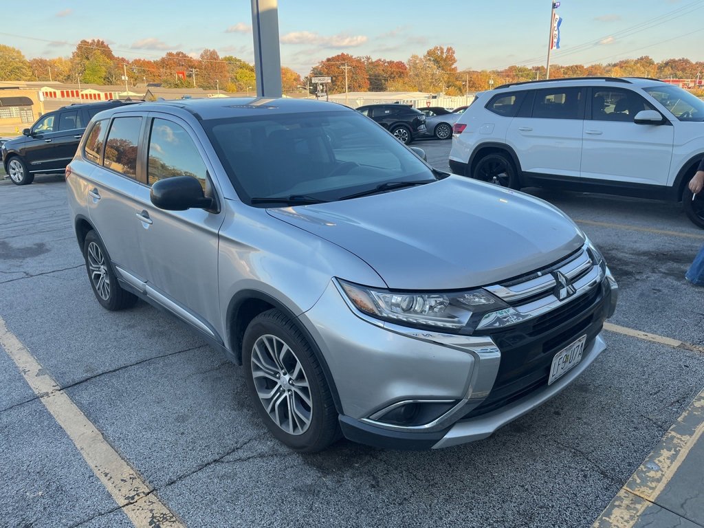 2018 Mitsubishi Outlander ES photo 3
