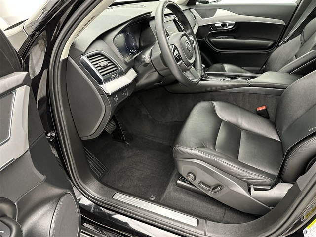 2022 Volvo XC90 T5 Momentum photo 3