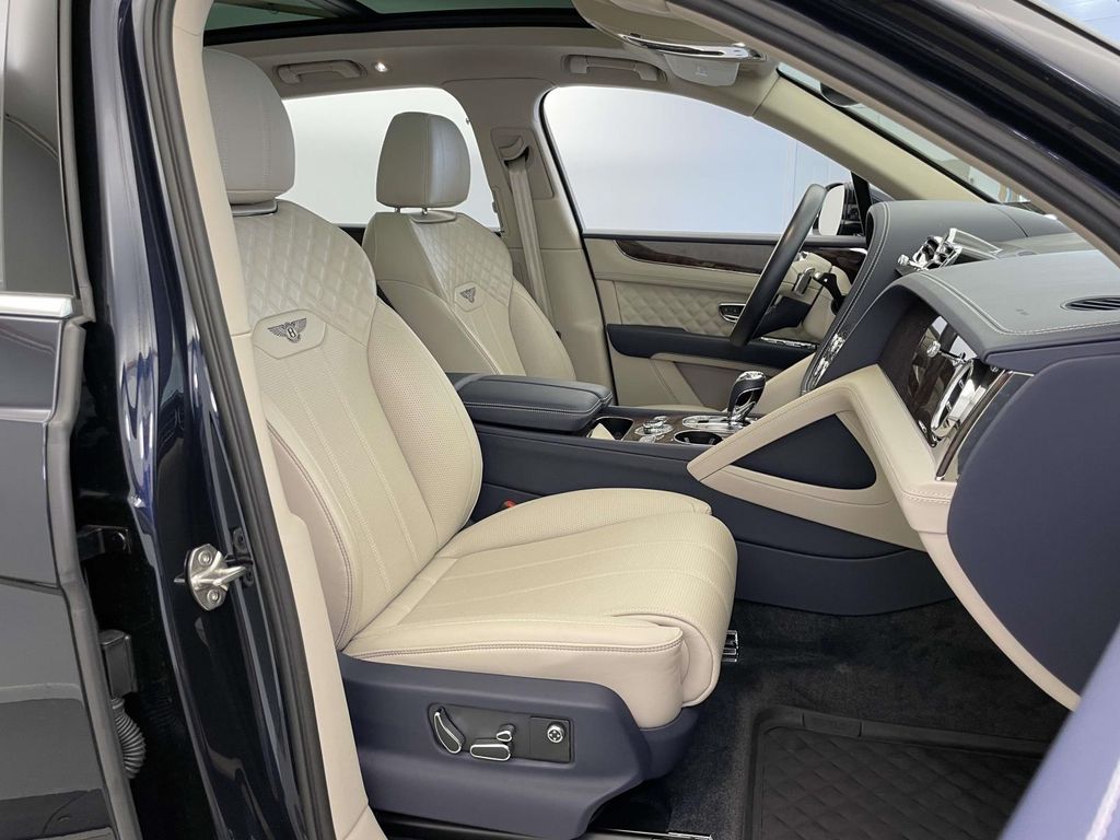 2022 Bentley Bentayga V8 photo 21