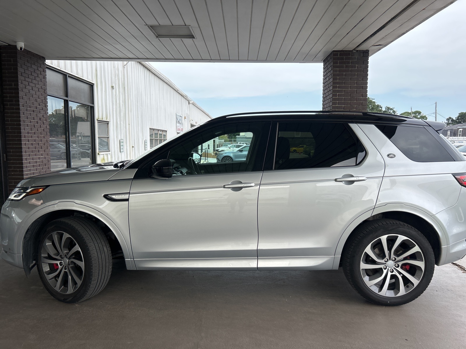 2023 Land Rover Discovery Sport SE R-Dynamic photo 2