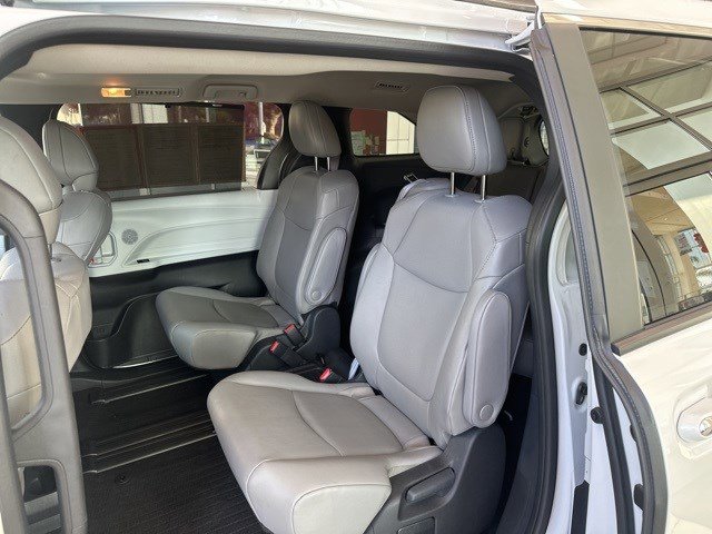 2025 Toyota Sienna XLE photo 12