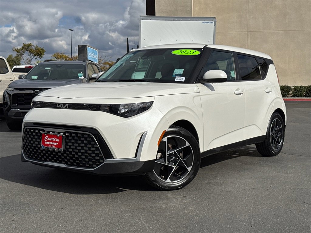 2023 Kia Soul EX photo 2