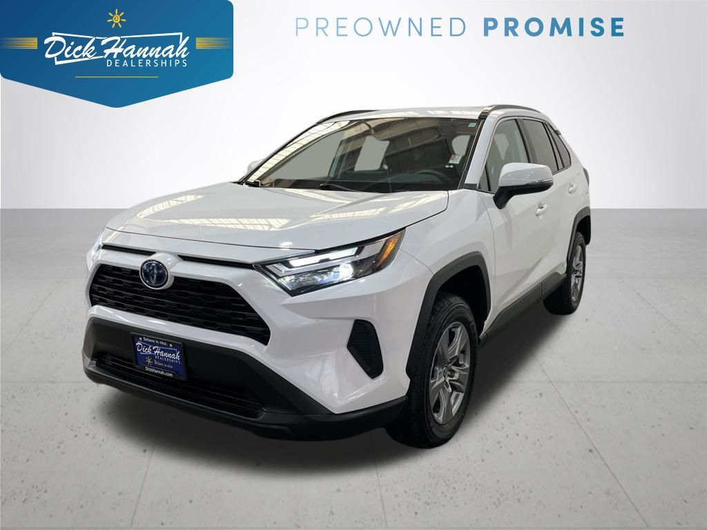 2024 Toyota RAV4 XLE's photo