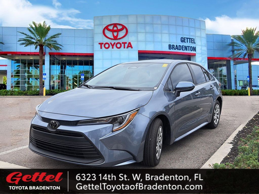 2025 Toyota Corolla LE's photo